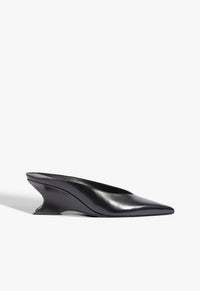 Go to related product Siena Mid Mule Leather Pump