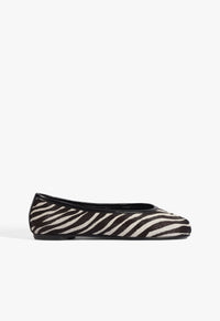 Go to related product Yumi Flat